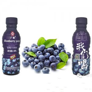 广臻我们喝蓝莓汁饮料