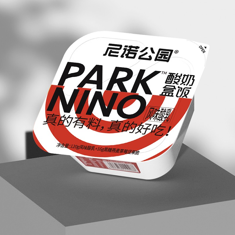 尼诺公园酸奶盒饭黑糖燕麦草莓坚果脆.jpg